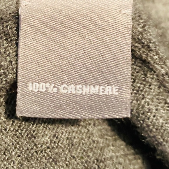 Neiman Marcus cashmere collection gray crew neck sweater. Size small. - Picture 4 of 4